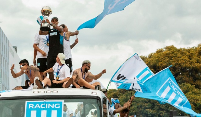 El impactante recibimiento al plantel de Racing en Buenos Aires. (Foto: Racing)