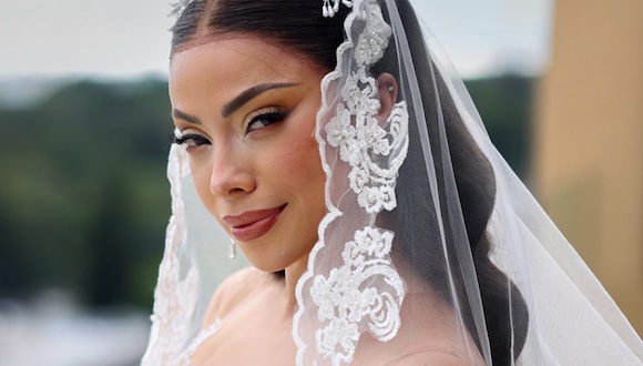 La Materialista contrajo matrimonio luciendo un vestido blanco en una ceremonia realizada en la República Dominicana (Foto: People en Español)