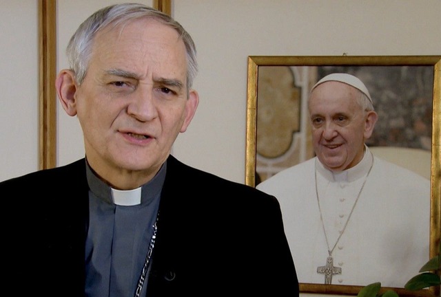 Matteo Zuppi, arzobispo de Bolonia y figura cercana al Papa Francisco, a quien la prensa italiana apodó el "Bergoglio italiano" en 2015, emerge como un posible sucesor papal, siendo el primero italiano desde 1978. Conocido como un "cura callejero" por su enfoque en migrantes y pobres, Zuppi adopta un estilo humilde, prefiriendo la bicicleta al coche oficial y priorizando el respeto intercultural, como demostró al ofrecer tortellini sin cerdo en Bolonia. Su posible ascenso al papado podría generar suspicacias entre los conservadores y objeciones de víctimas de abuso eclesiástico debido al lento manejo de estos casos por la Iglesia Católica Italiana. | Crédito: vaticannews.va