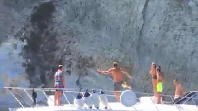 Todo un maestro: Francesco Totti es viral por pasar un balón de yate a yate [VIDEO]