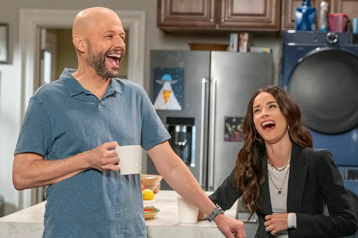 Jon Cryer como Jim Kearney y Abigail Spencer como Julia Mariano en la serie "Extended Family" (Foto: NBC)