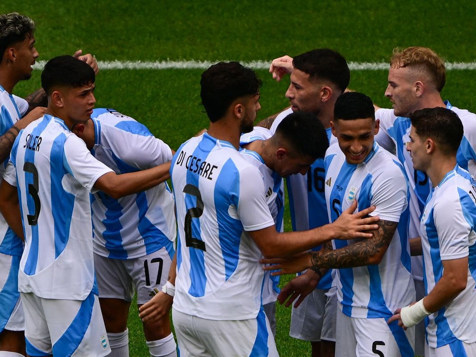 La Selección Argentina celebrando en el Estadio Parc Olympique Lyonnais. (Foto: AFP)
