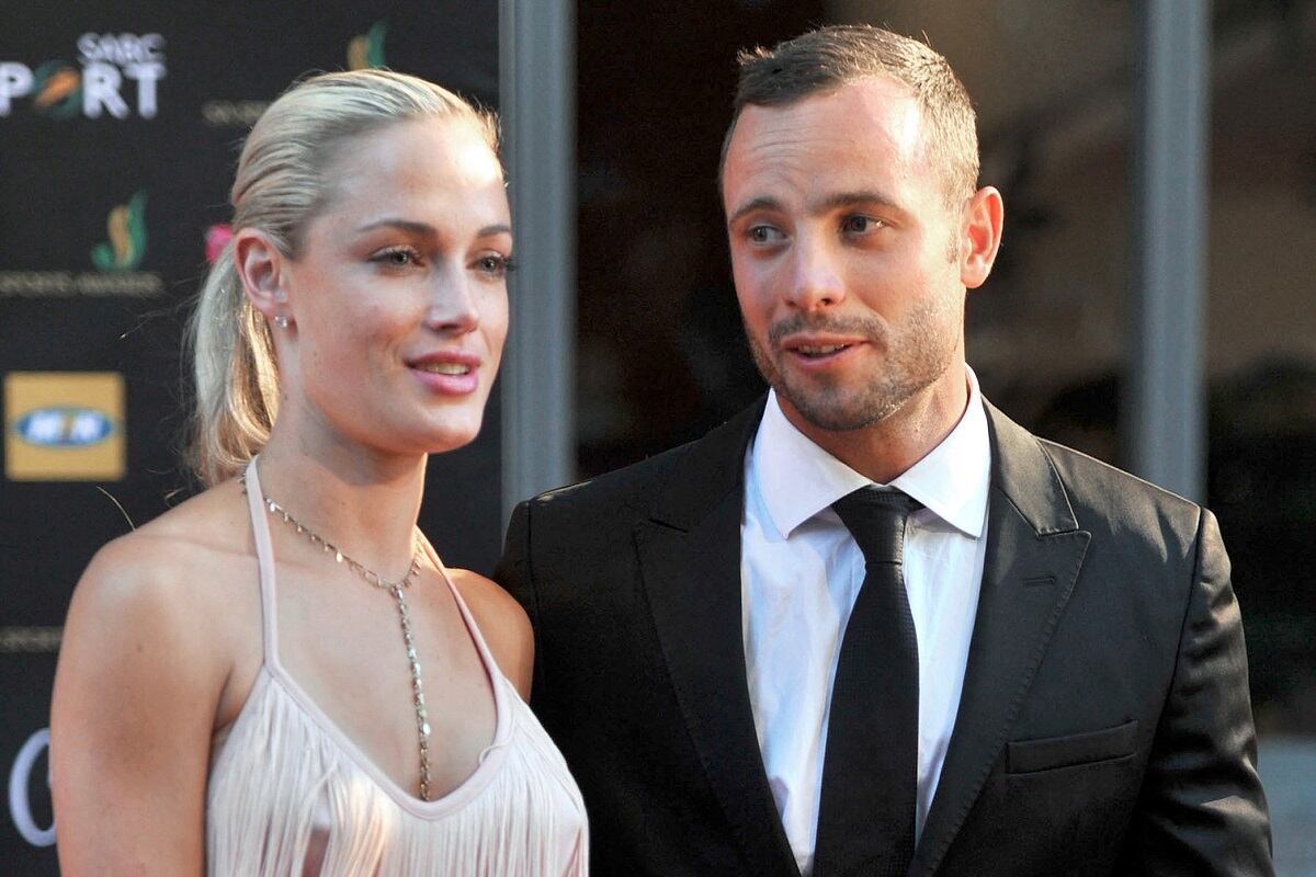 La estrella olímpica del sprint de Sudáfrica, Oscar Pistorius, y su novia modelo, Reeva Steenkamp, el 4 de noviembre de 2012, durante los premios Feather Awards celebrados en Melrose Arch en Johannesburgo. (Foto de LUCKY NXUMALO / AFP)