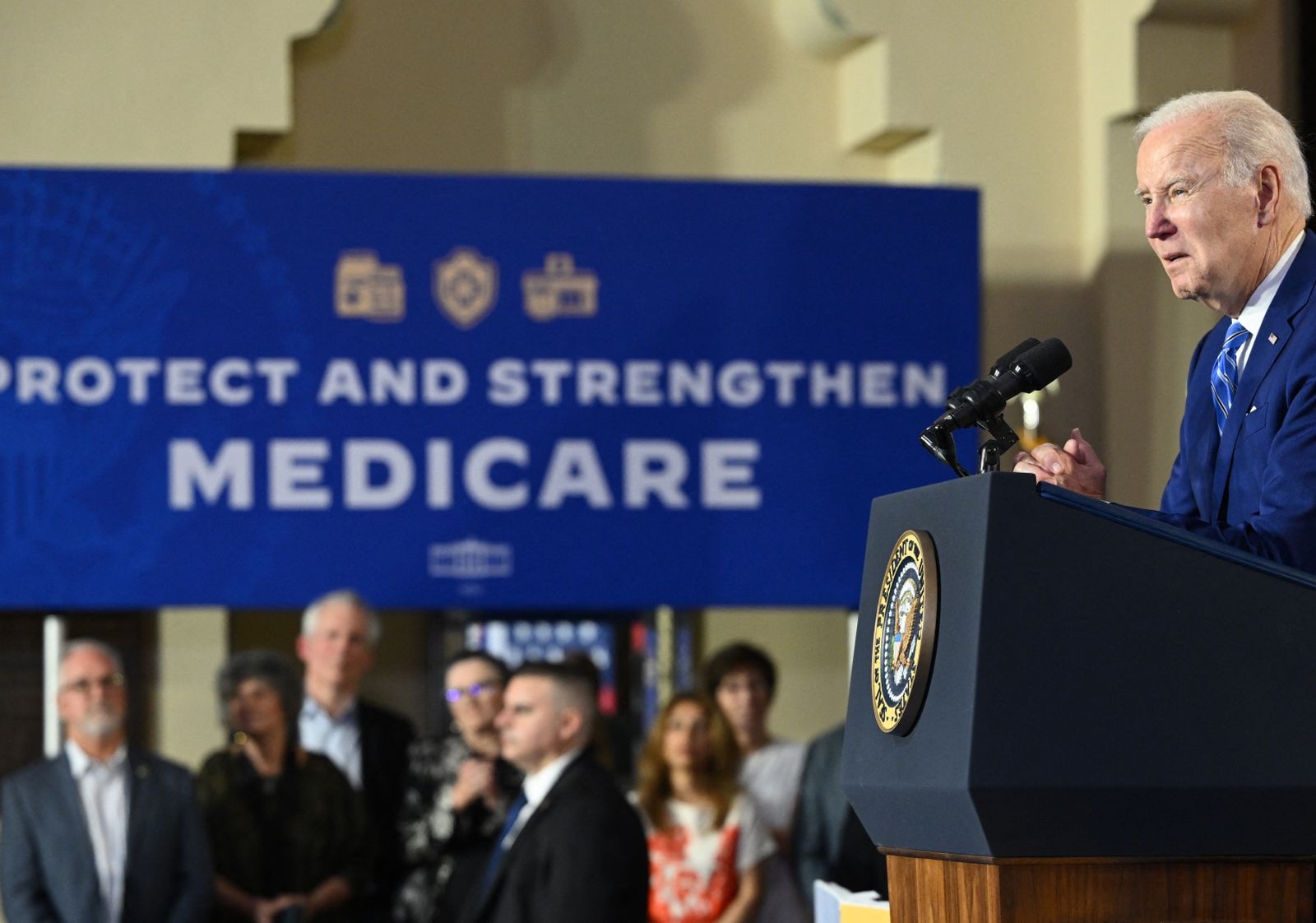 Joe Biden impulsa reducción de precios de 10 medicamentos usados en el programa Medicare (Foto: AFP)