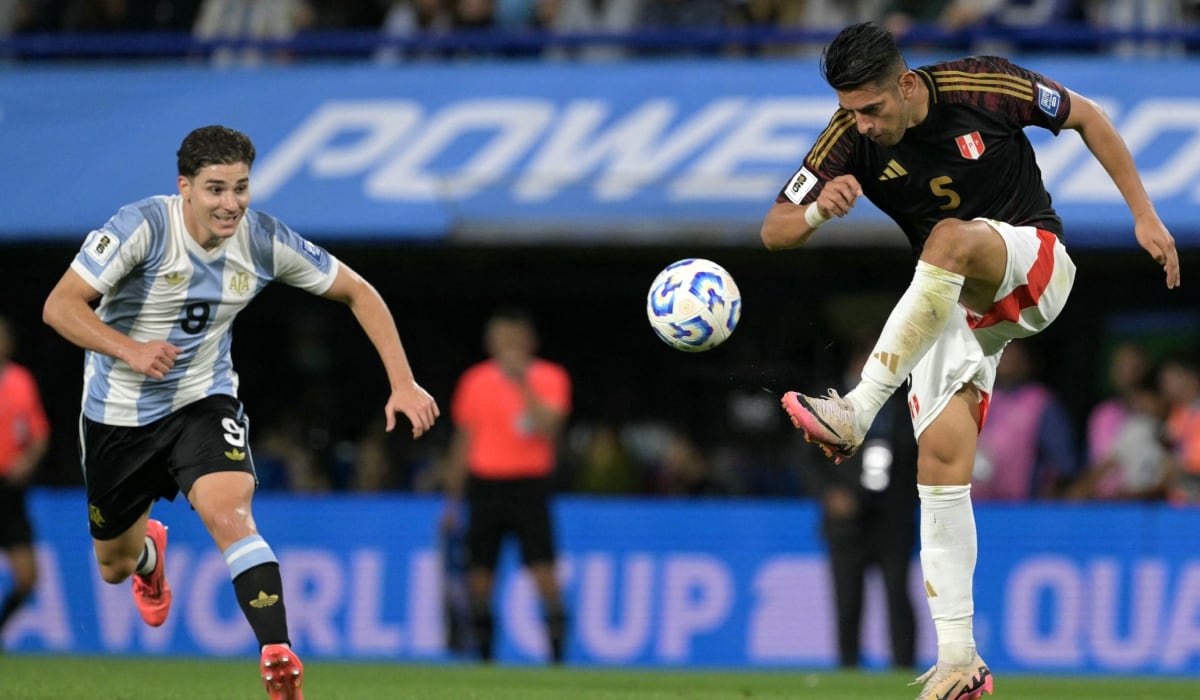 Carlos Zambrano quedó suspendido y no jugará frente a Bolivia en marzo. (Foto: AFP)