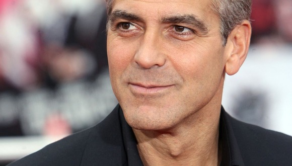 La vez que George Clooney llegó al estreno estadounidense de Ocean's Thirteen, el 5 de junio de 2007 en el Grauman's Chinese Theatre de Hollywood (Foto: Gabriel Bouys / AFP)