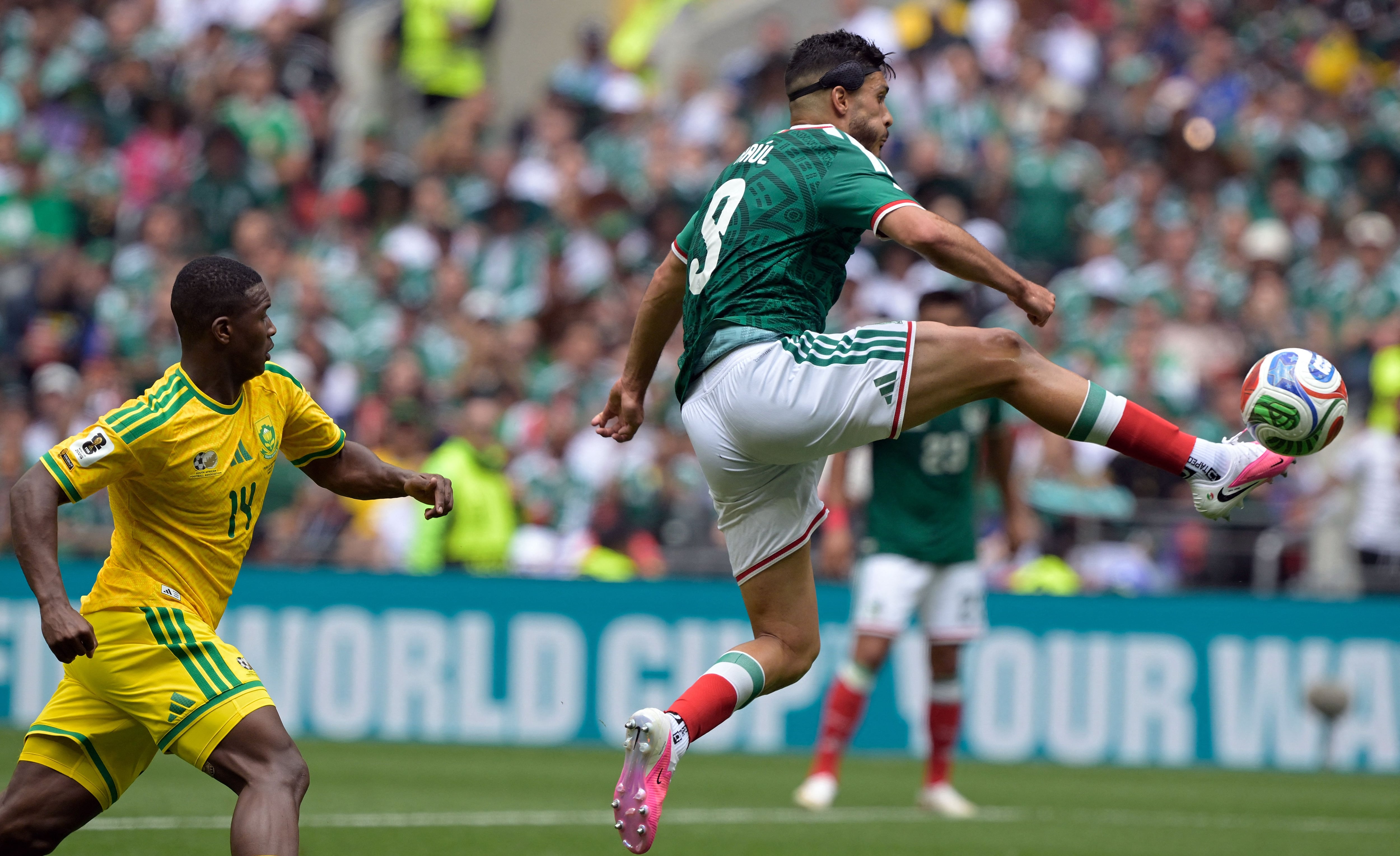 El delantero mexicano Raúl Jiménez, número 09, salta por el balón durante el partido de fútbol del Grupo A del Mundial 2026 entre México y Sudáfrica en el Estadio Ciudad de México, el 11 de junio de 2026. (Foto de Alfredo ESTRELLA / AFP)