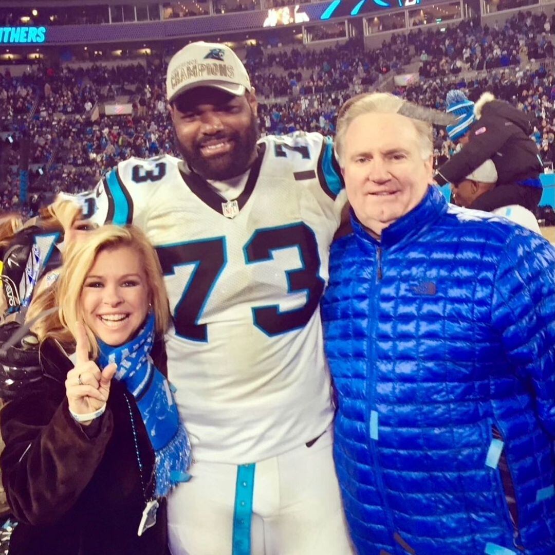 Leigh Anne Tuohy y Sean Tuohy junto a Michael Oher durante su tiempo jugando fútbol americano (Foto: Leigh Anne Tuohy / Instagram)