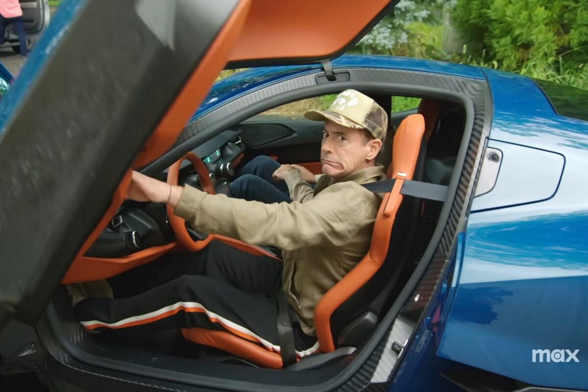 Robert Downey Jr. subiendo a su lujoso vehículo en la serie "Downey's Dream Cars" (Foto: HBO Max)