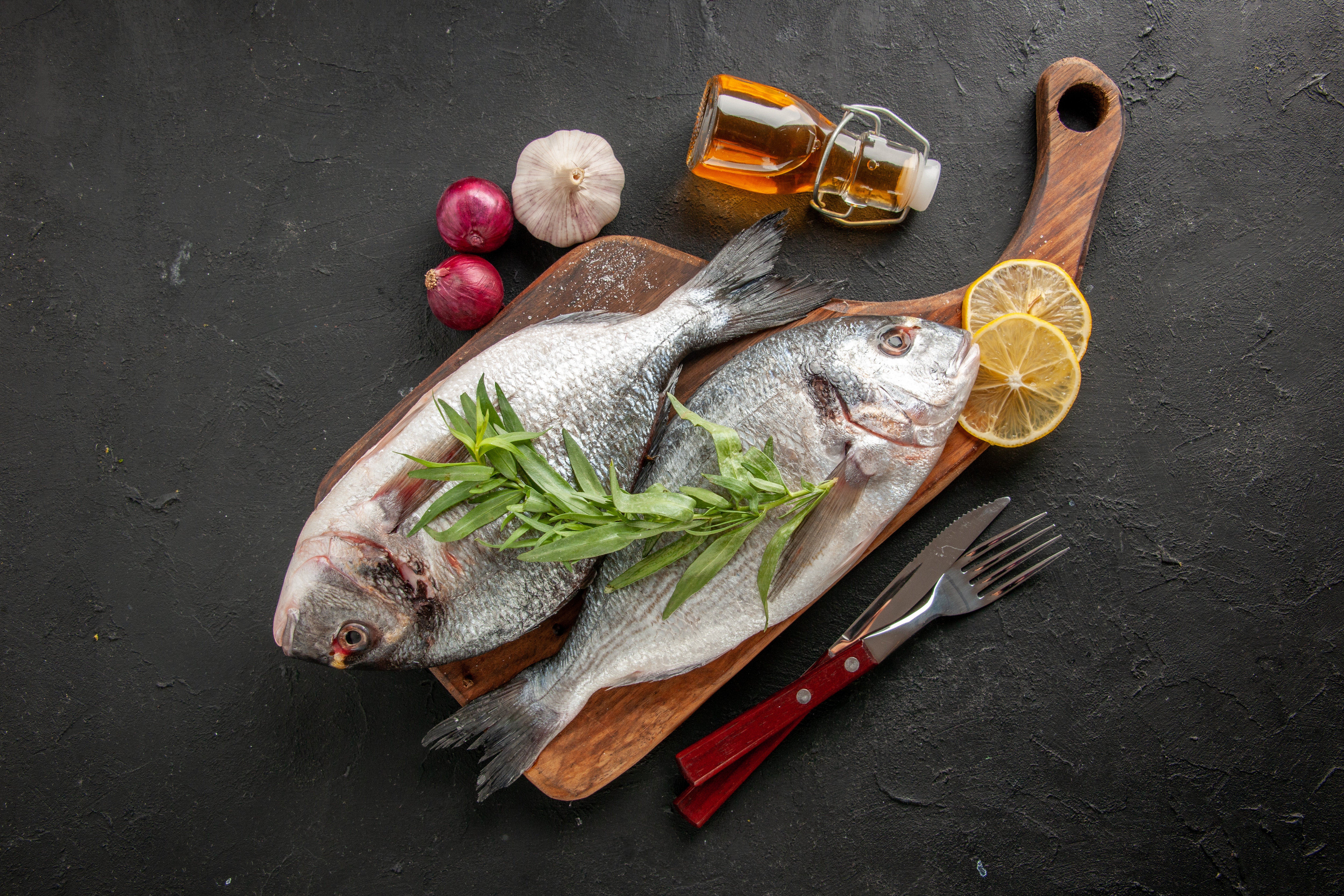 El pescado es buena fuente de lisina y triptófano, aminoácidos o bloques de construcción de las proteínas que el cuerpo humano no puede producir, por lo que necesita obtenerlos a partir de los alimentos. (Foto: Freepik).