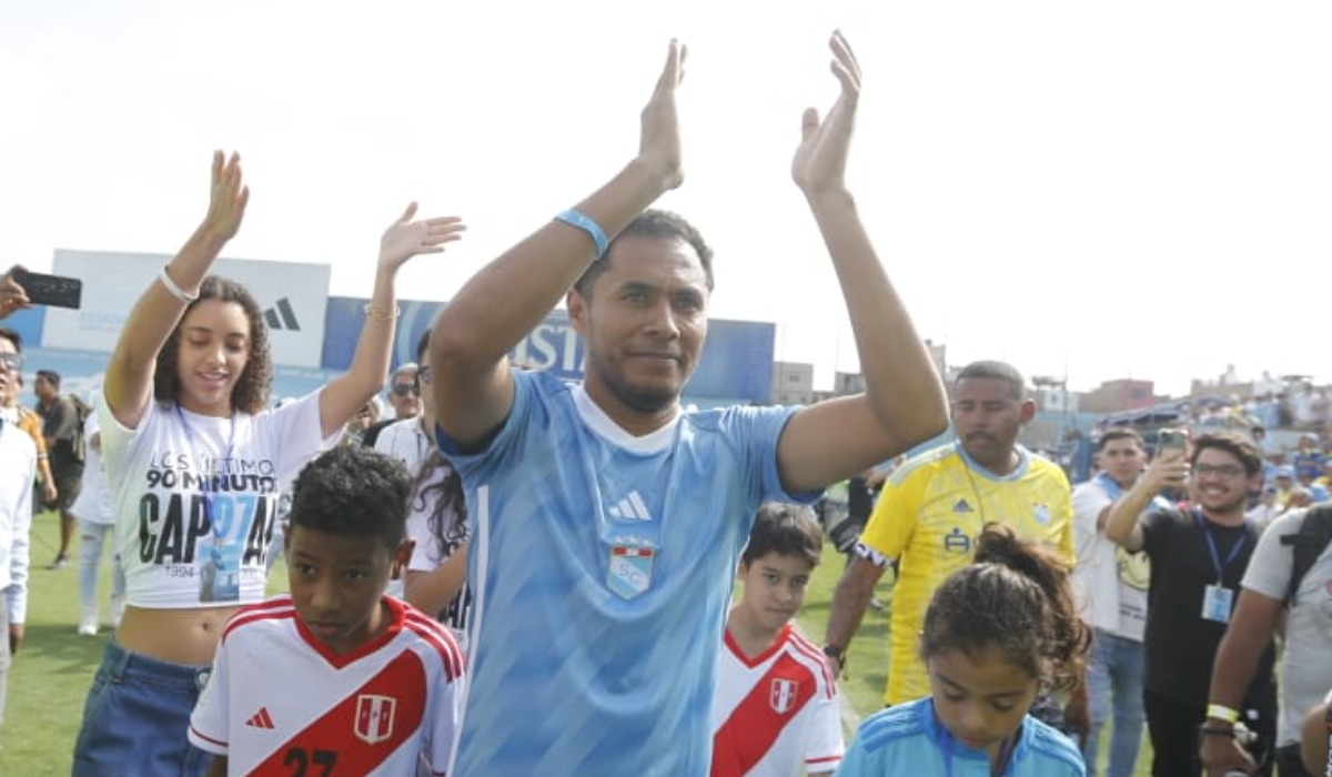 Carlos Lobatón recibió un merecido reconocimiento en el estadio Alberto Gallardo. (Foto: Violeta Ayasta / GEC)