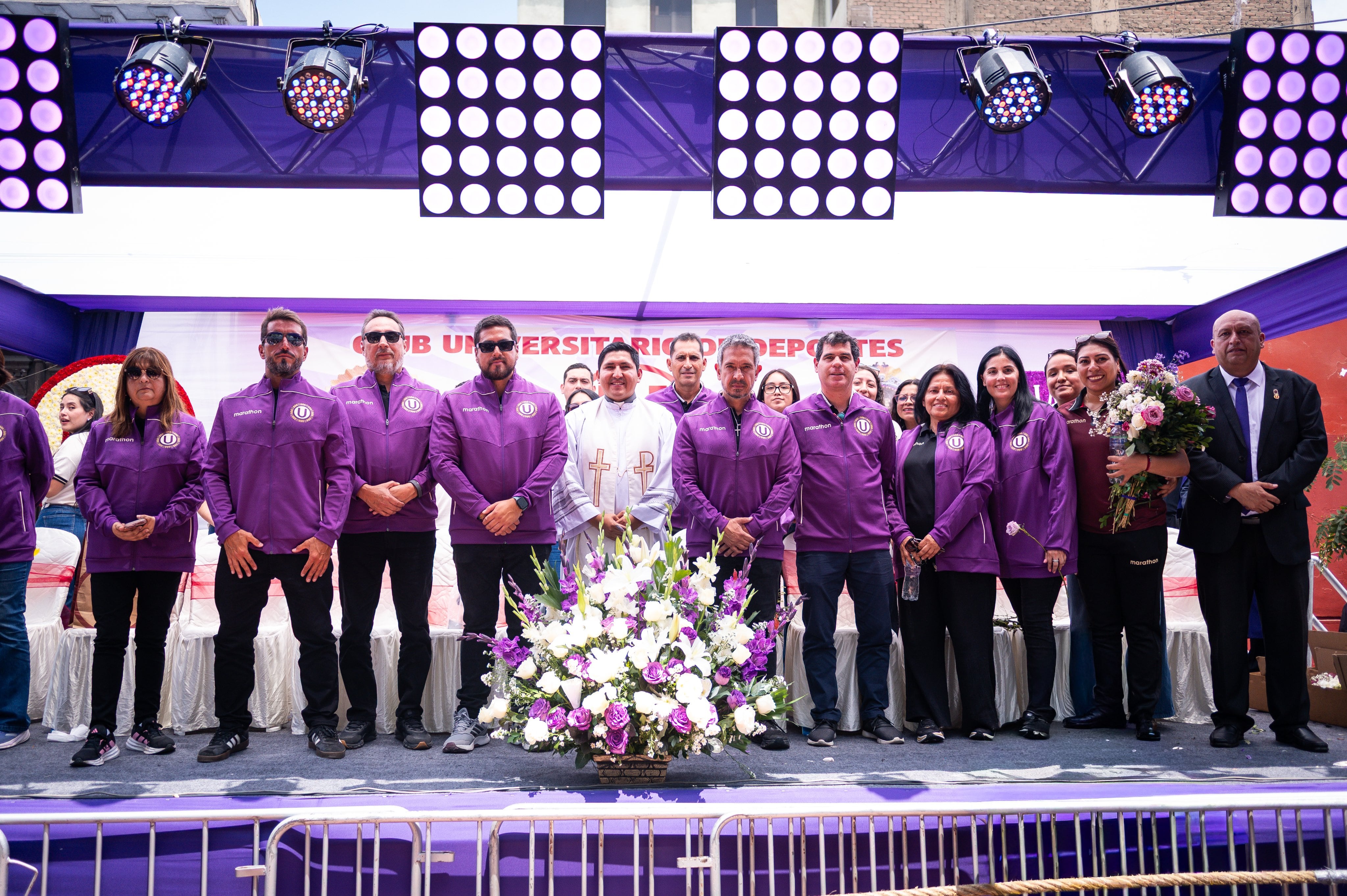 Universitario rindió homenaje al Señor de los Milagros durante su cuarto recorrido procesional por el Centro de Lima. (Foto: Universitario)