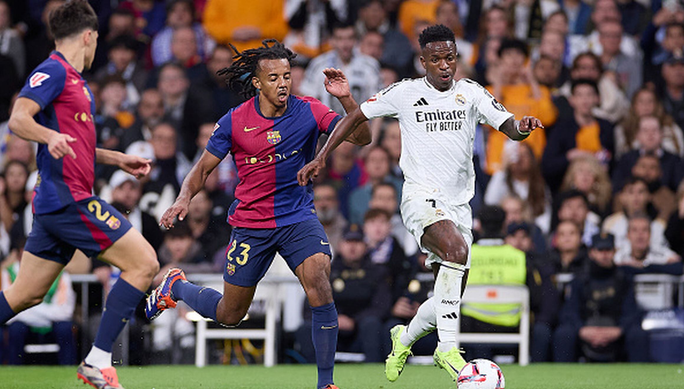 Real Madrid y Barcelona juegan por la final de la Supercopa de España.