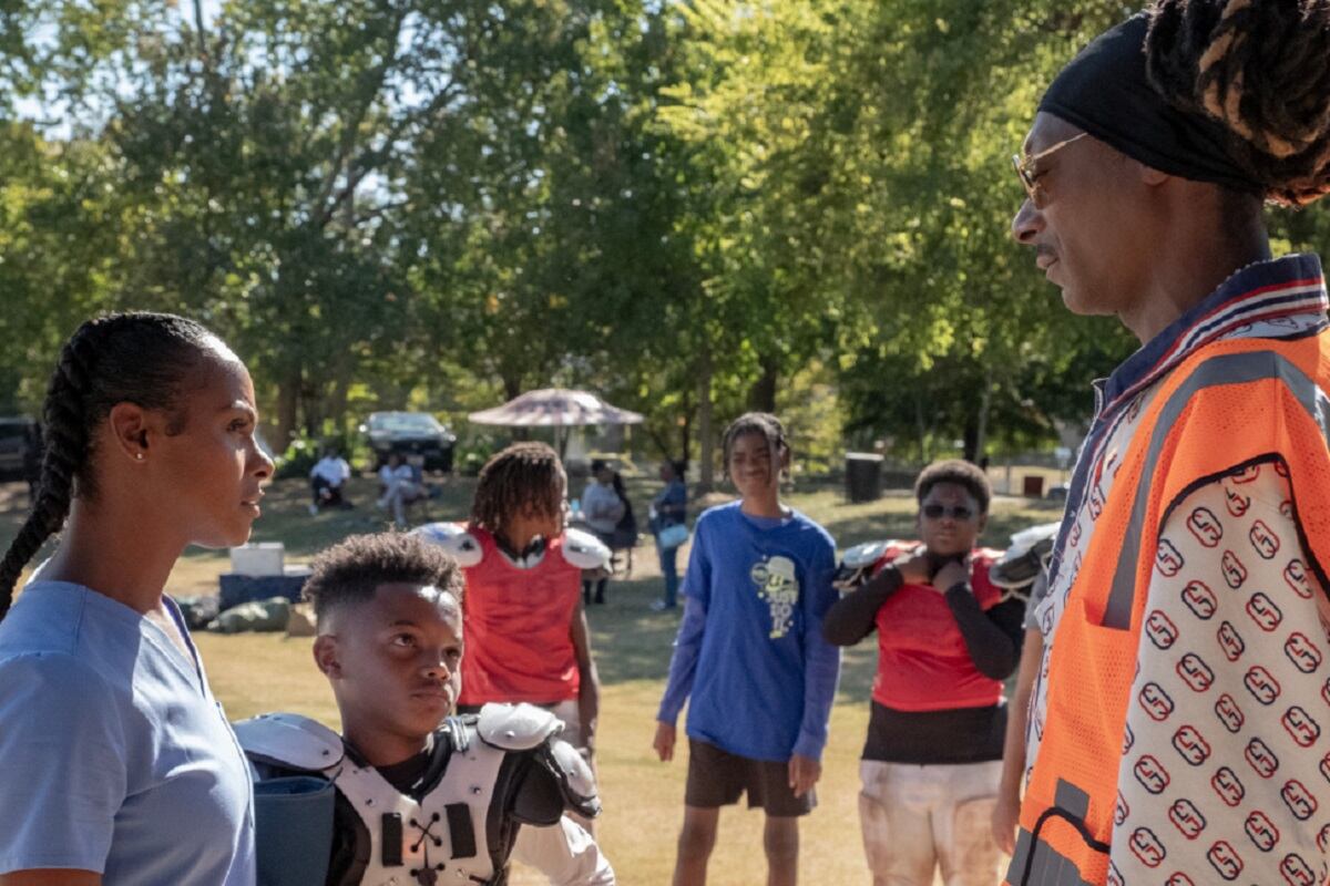 Tika Sumpter como Cherise, Jonigan Booth como Tre y Snoop Dogg como Jaycen "Two Js" Jennings en la película "The Underdoggs" (Foto: Amazon Prime Video)
