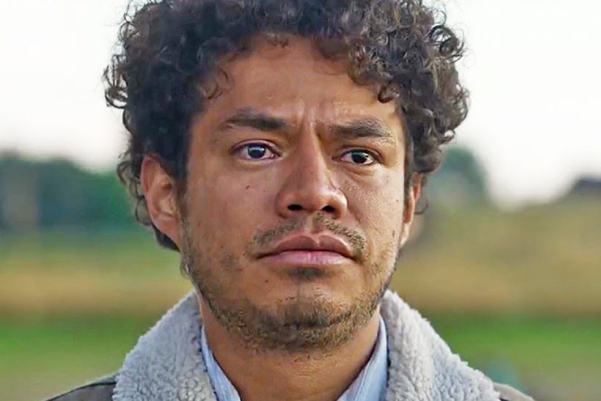 Germán trata de convencer a Mateo de quedarse en Santa María del Mar en la película mexicana "La gran seducción" (Foto: Netflix)