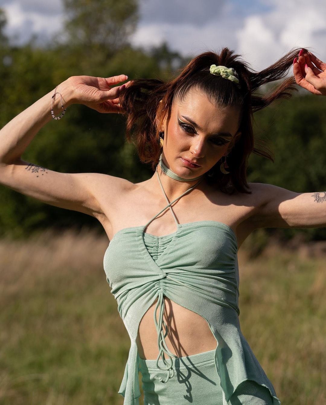 La artista viste un cómodo vestido verde (Foto: Anthony Lexa / Instagram)