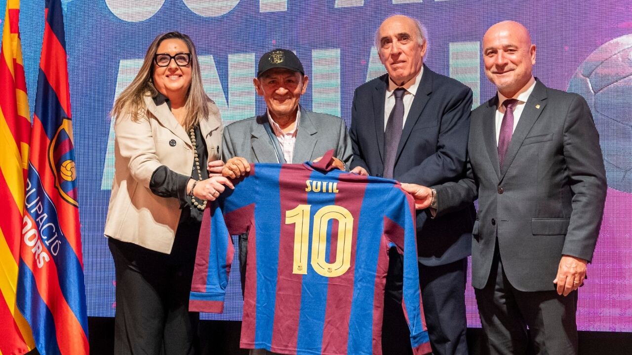 Hugo Sotil estuvo presente en la celebración por los 125 años del Barcelona. (Foto: Difusión)