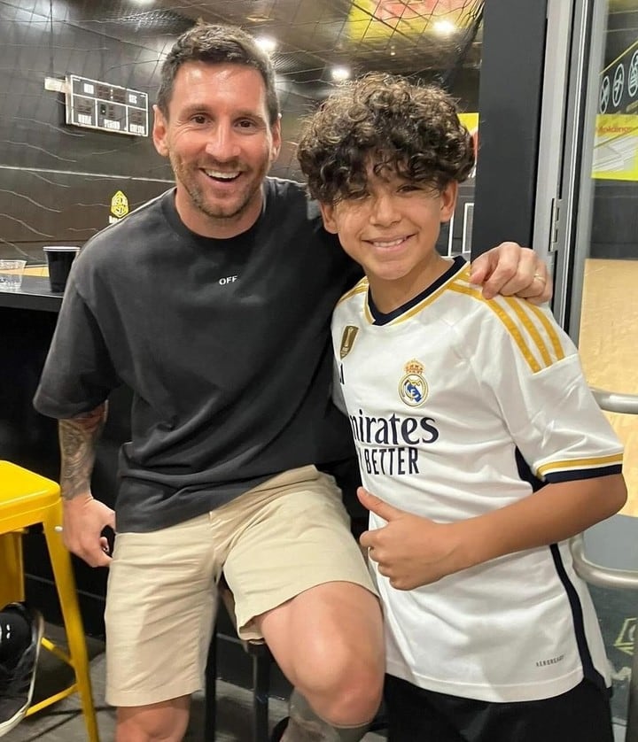 La foto más viral de Lionel Messi con un hincha del Real Madrid.