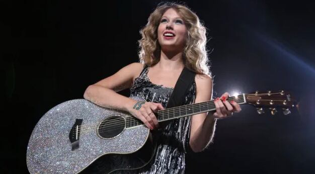 Taylor Swift tiene escrito el número 13 en la mano (Foto: Taylor Swift / Instagram)