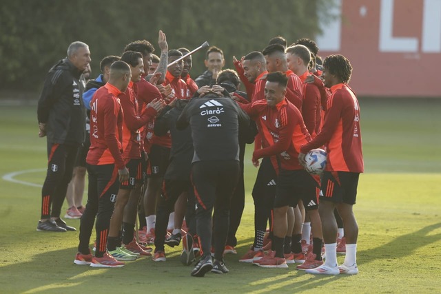 Entrenamiento de la Selección Peruana con la visita de Yoshimar Yotún antes del amistoso contra Paraguay. (Foto: Fotos: Violeta Ayasta/@photo.gec).