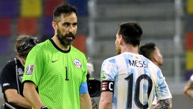 Claudio Bravo y Lionel Messi disputarán su séptima Copa América. (Foto: Juan Jose Garcia/Fotobaires/Photosport)