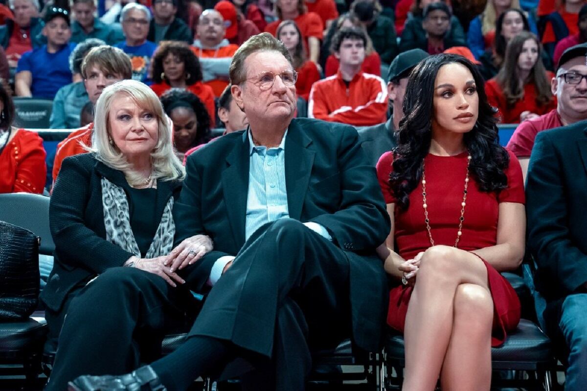 Jacki Weaver como Shelly Sterling, Ed O'Neill como Donald Sterling y Cleopatra Coleman como V. Stiviano en el drama deportivo "Clipped" (Foto: FX)