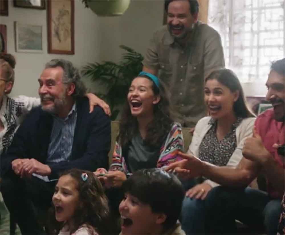 El nuevo comercial se enfoca en una familia latinoamericana clásica.