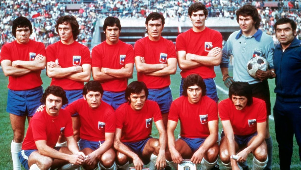 Leonardo Véliz, el último de los agachados, enfrentó a Perú en cinco oportunidades. (Foto: ANFP)