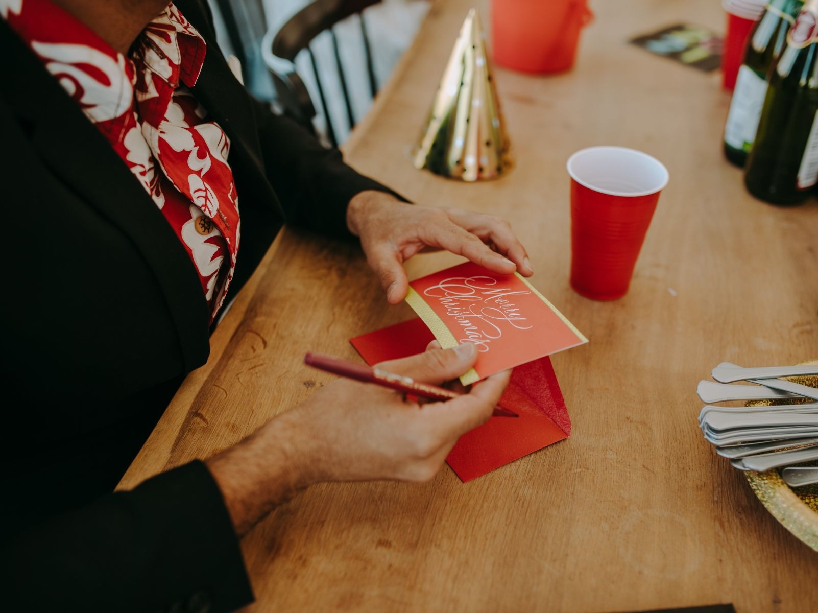 FRASES | Con ellas llenarás de amor a las personas a las que más quieres escribiéndolas en una tarjeta de Navidad. (Foto: RDNE Stock project / Pexels)
