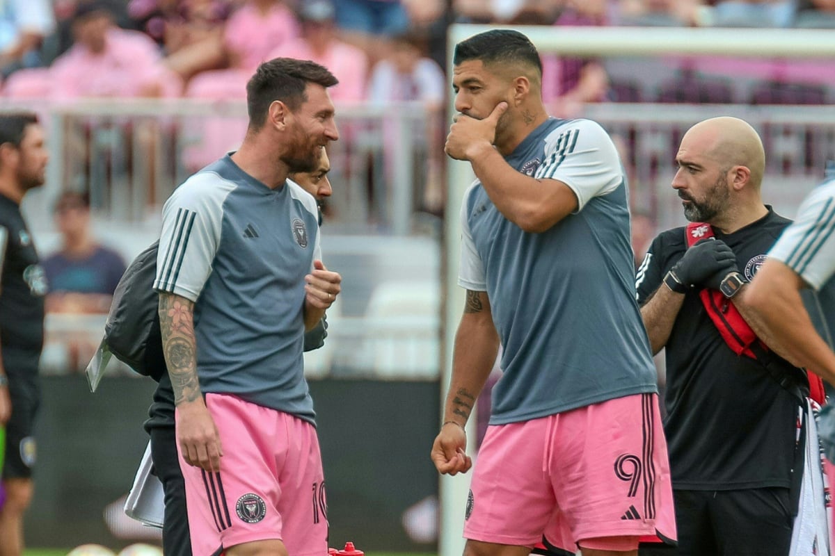 Luis Suárez y Lionel Messi tienen una gran amistad desde Barcelona. (Foto: Chris ARJOON / AFP).