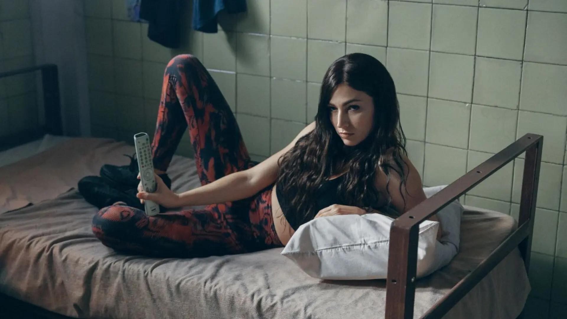 La española Úrsula Corberó en una escena de la serie “El cuerpo en llamas” (Foto: Netflix)