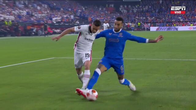 No lo cobró: VAR determinó que no hubo penal contra Borré en el Frankfurt vs. Rangers [VIDEO]