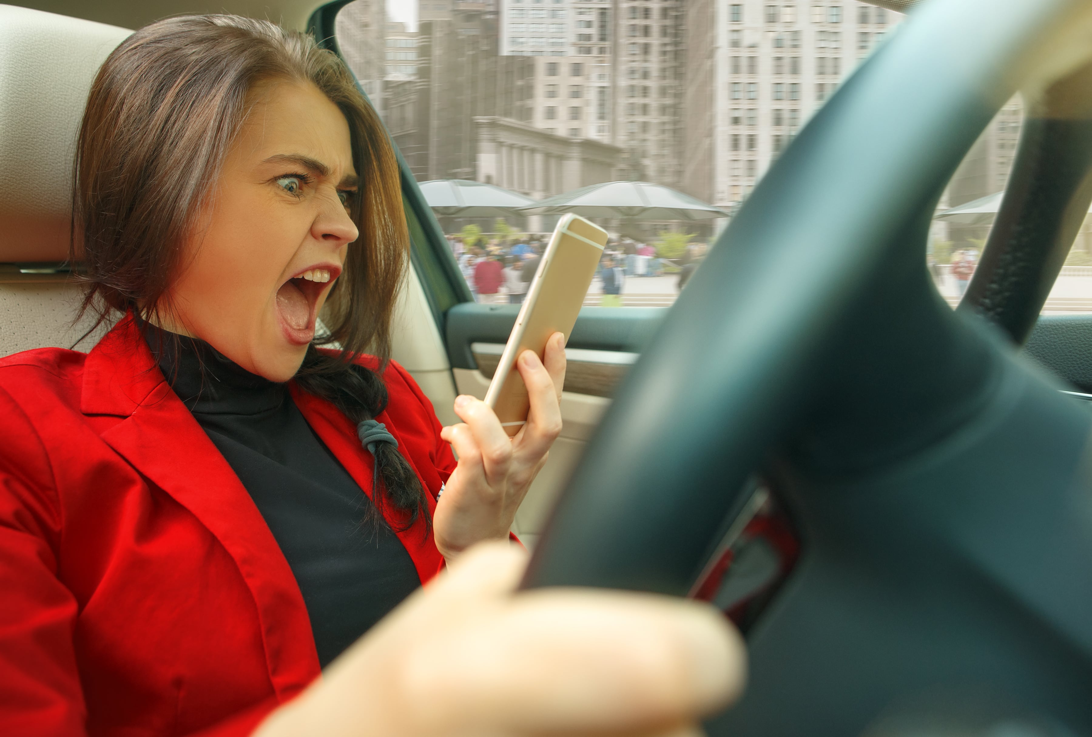 Cuidado con escribir mensajes de texto mientras manejas. (Foto: Freepik)