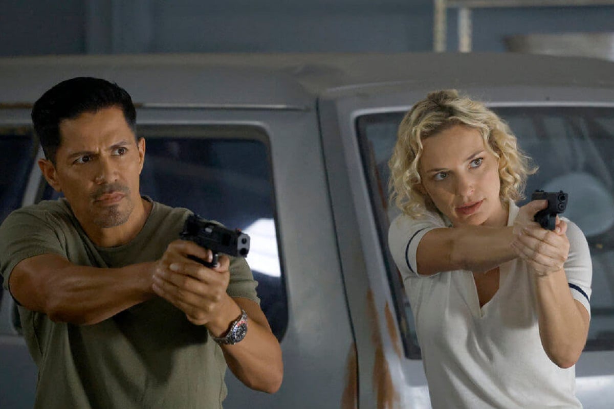 Jay Hernandez (Thomas Magnum) y Perdita Weeks (Juliet Higginsen), que en esta imagen se enfrentan a un rival, hablaron sobre el final de la quinta temporada de la serie "Magnum P.I." (Foto: NBC)