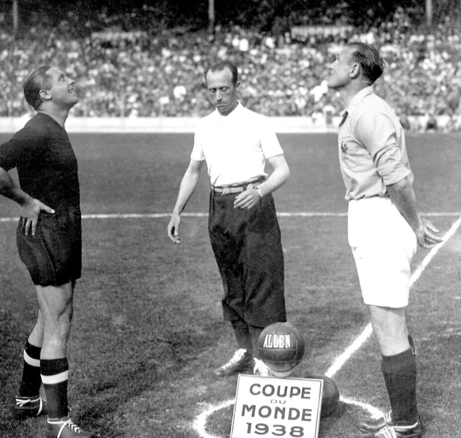 En los partidos de fútbol se lanza la moneda para elegir el lado de la cancha (Foto: AFP)