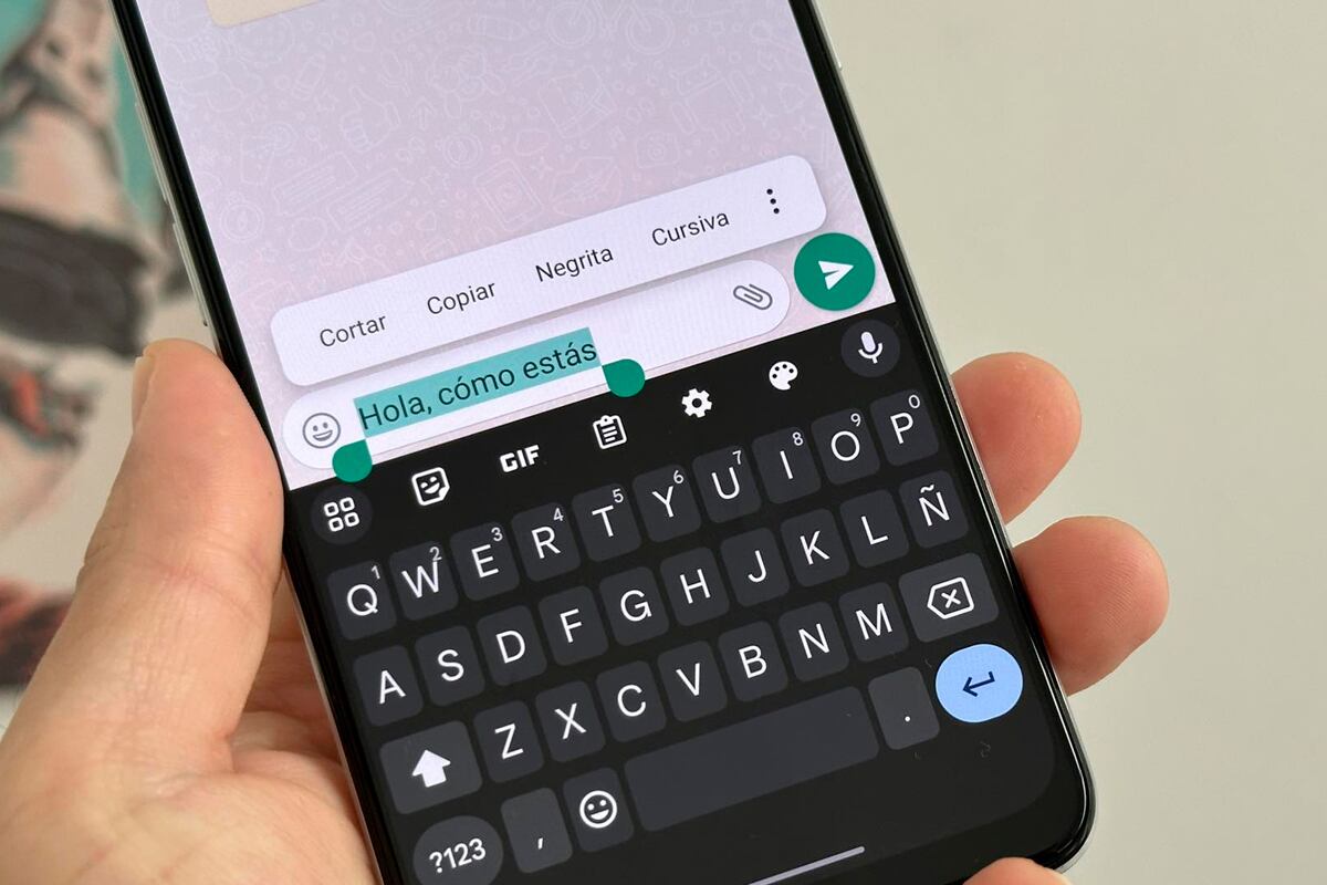 WHATSAPP | Cuando selecciones el texto de WhatsApp podrás ver diversas opciones de configuración, entre ellas el de "cursiva". (Foto: MAG - Rommel Yupanqui)
