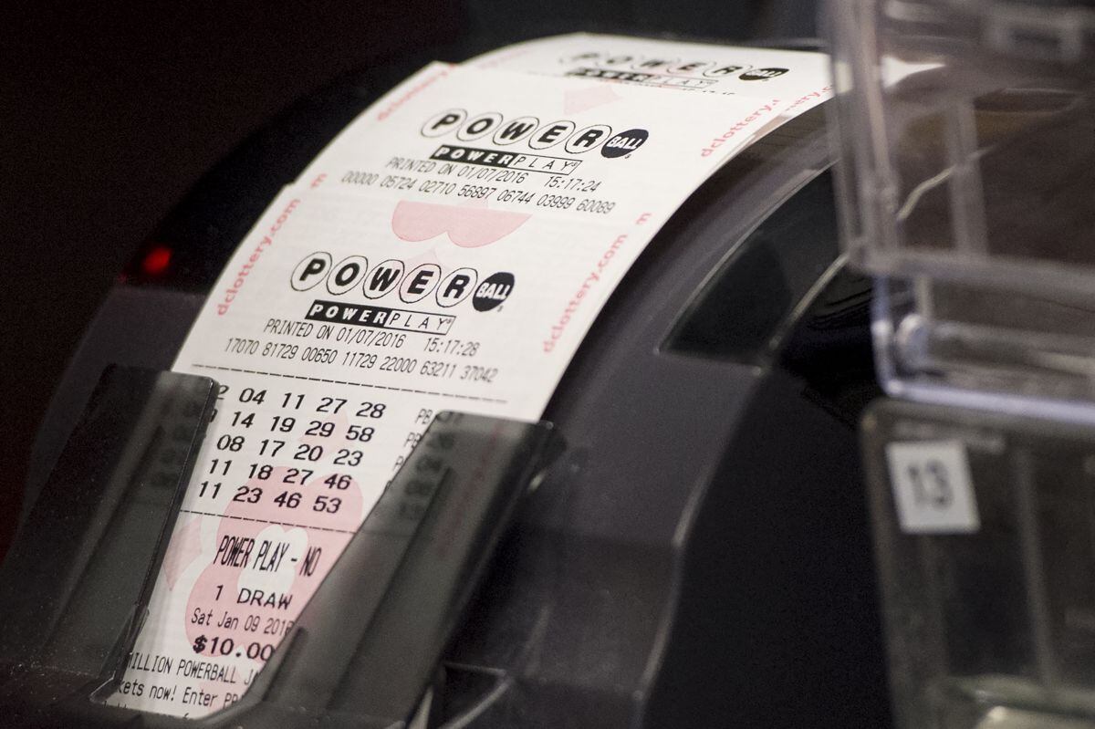 Tras convertirse en millonario, Edwin Castro no ha hecho más que adquirir lujosas propiedades. Aquí, una máquina imprime billetes de lotería Powerball en una tienda de conveniencia en Washington, DC, 7 de enero de 2016 (Foto: Saul Loeb / AFP)