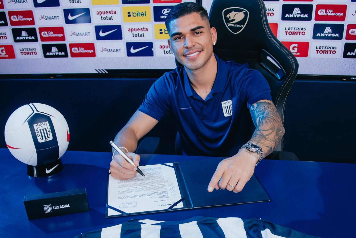 Luis Ramos firmó ayer su contrato con Alianza ! Foto: Alianza Lima