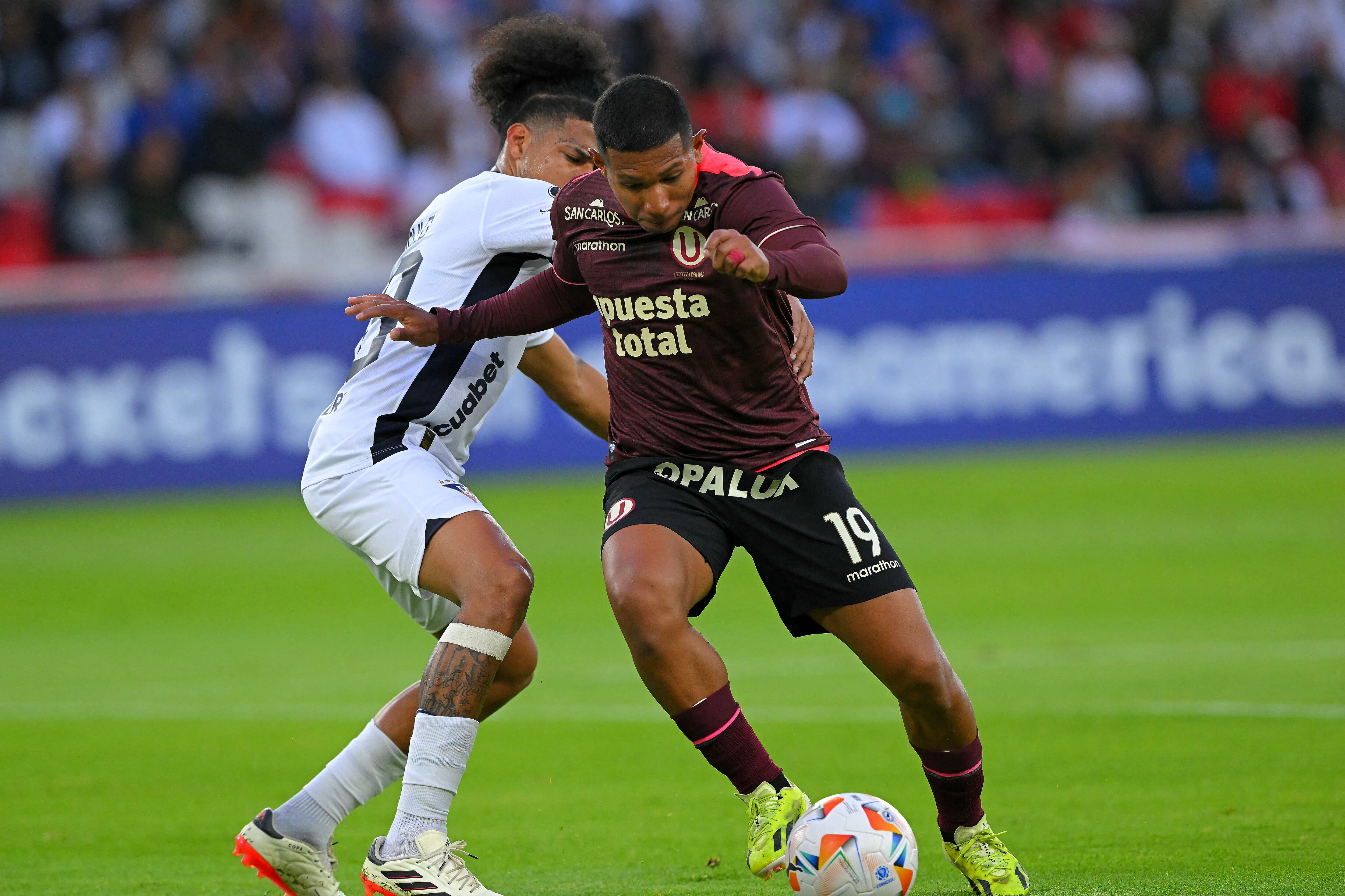 Marco Angulo, disputando un partido de Copa Libertadores. (Foto: AFP)