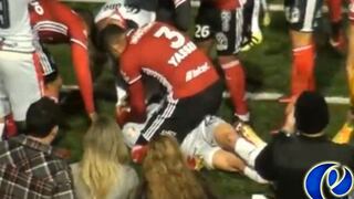 Jugador convulsionó en la cancha y fue ayudado por rival [VIDEO]