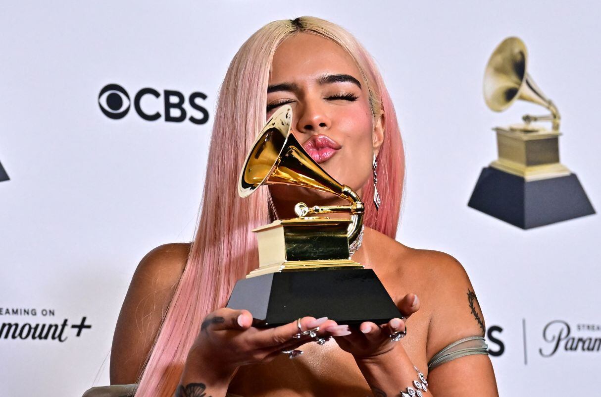 Karol G con su look de cabello color rosa (Foto: Frederic J. Brown / AFP)