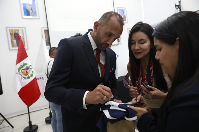 Hernán Barcos juramentó como peruano. (Foto: Julio Reaño / GEC)