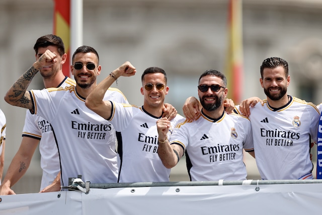 Cumplidos los actos protocolarios en la sede de la Comunidad de Madrid y el Ayuntamiento de Madrid, el Real Madrid continuó la celebración de su 36º título de Liga por las calles de la ciudad, en un autobús descapotable camino a Cibeles. (Foto: EFE)