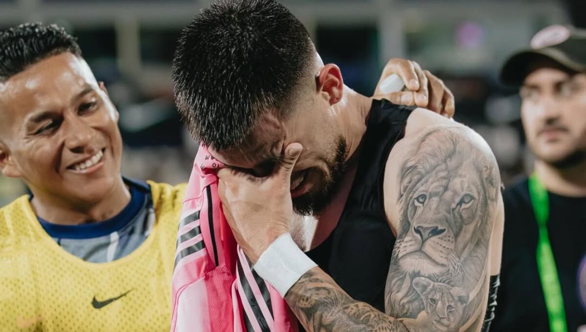Alan Cantero no pudo contener las lágrimas tras intercambiar su camiseta con la de Lionel Messi. (Foto: Alianza Lima)