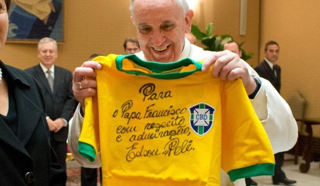El Papa Francisco recibió camiseta de Brasil. (Foto: Difusión)