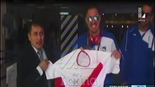 Gianluca Lapadula posó con la camiseta de la Selección Peruana