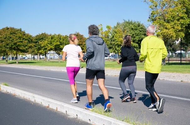 Expertos destacan que esta práctica no solo ayuda a bajar de peso, sino que también mejora la digestión, el sueño y la salud cardiovascular. (Foto referencial: Freepik)
