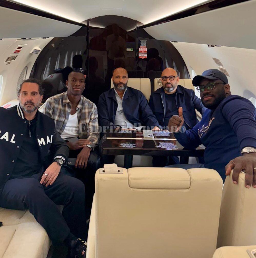 Jackson en el avión rumbo a Alemania | Foto: Fabrizio Romano