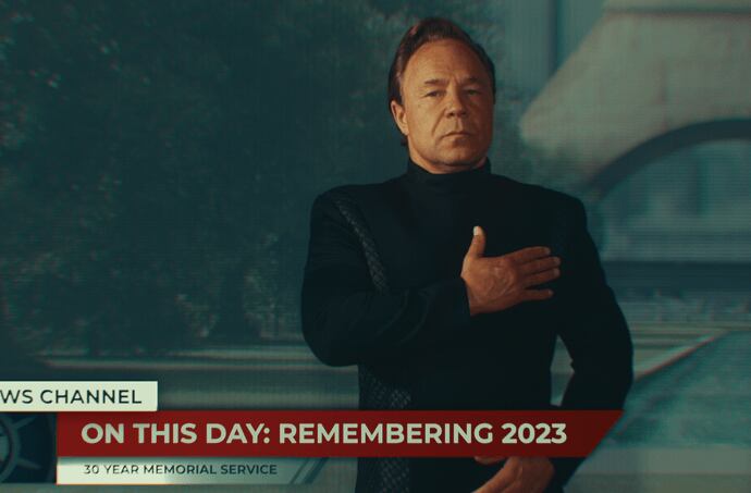 En "Cadáveres", Mannix es el líder de una secta en 2053, en la que los miembros le tienen absoluta lealtad (Foto: Netflix)