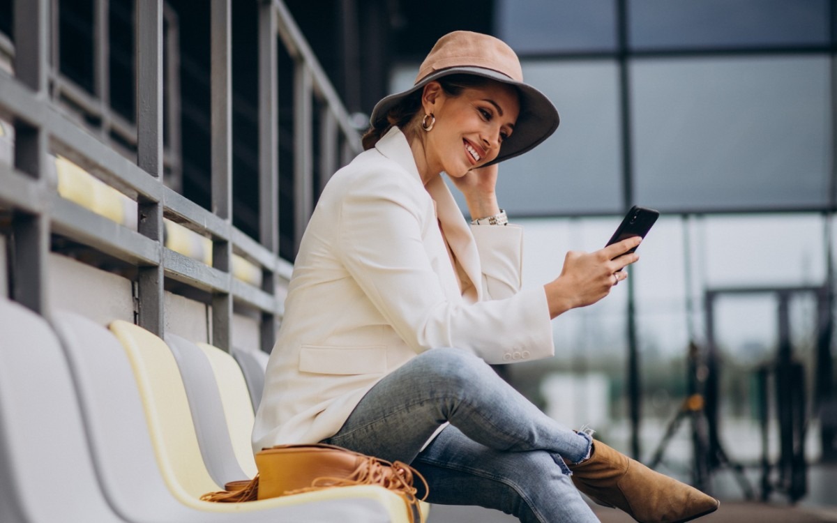 El lanzamiento de iOS 26 trae una versión renovada de Apple Wallet con tarjetas de embarque conectadas en tiempo real. (Foto referencial: Freepik)